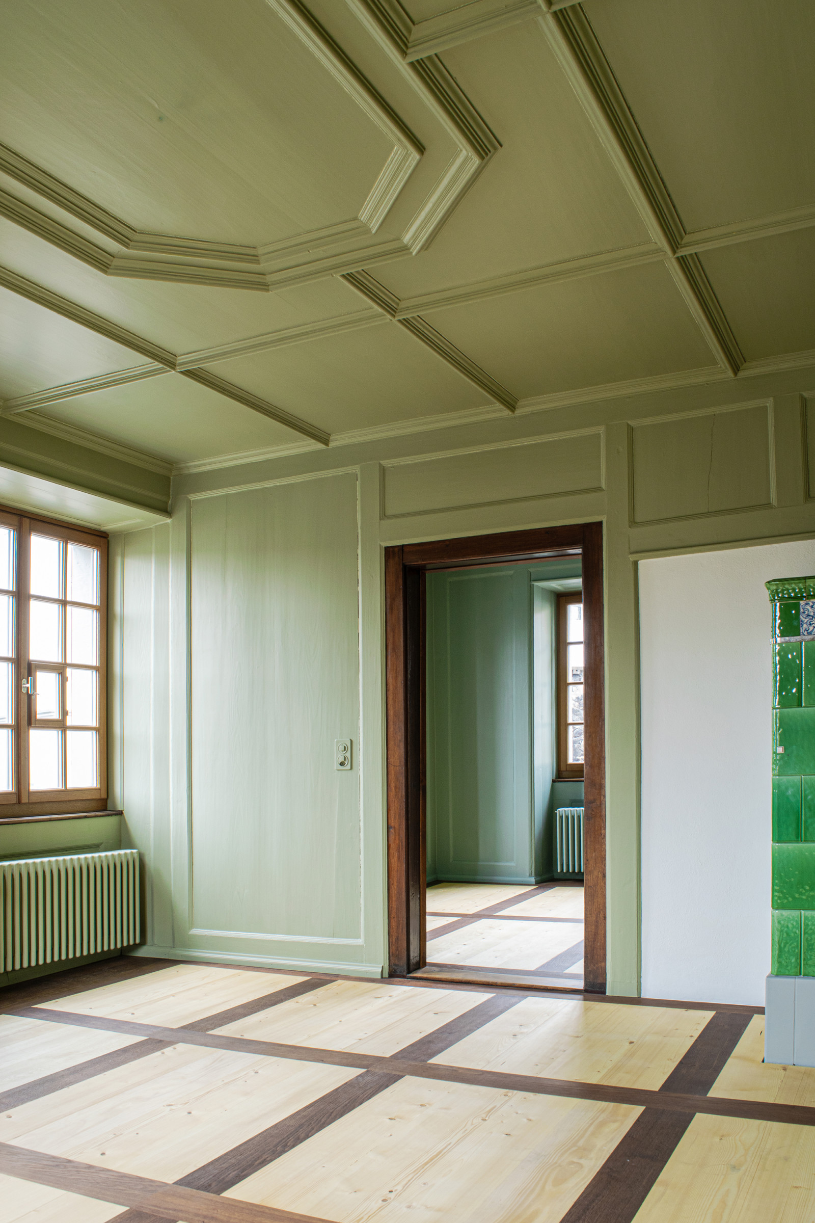 Durchblick Esszimmer nach Büro mit Kachelofen