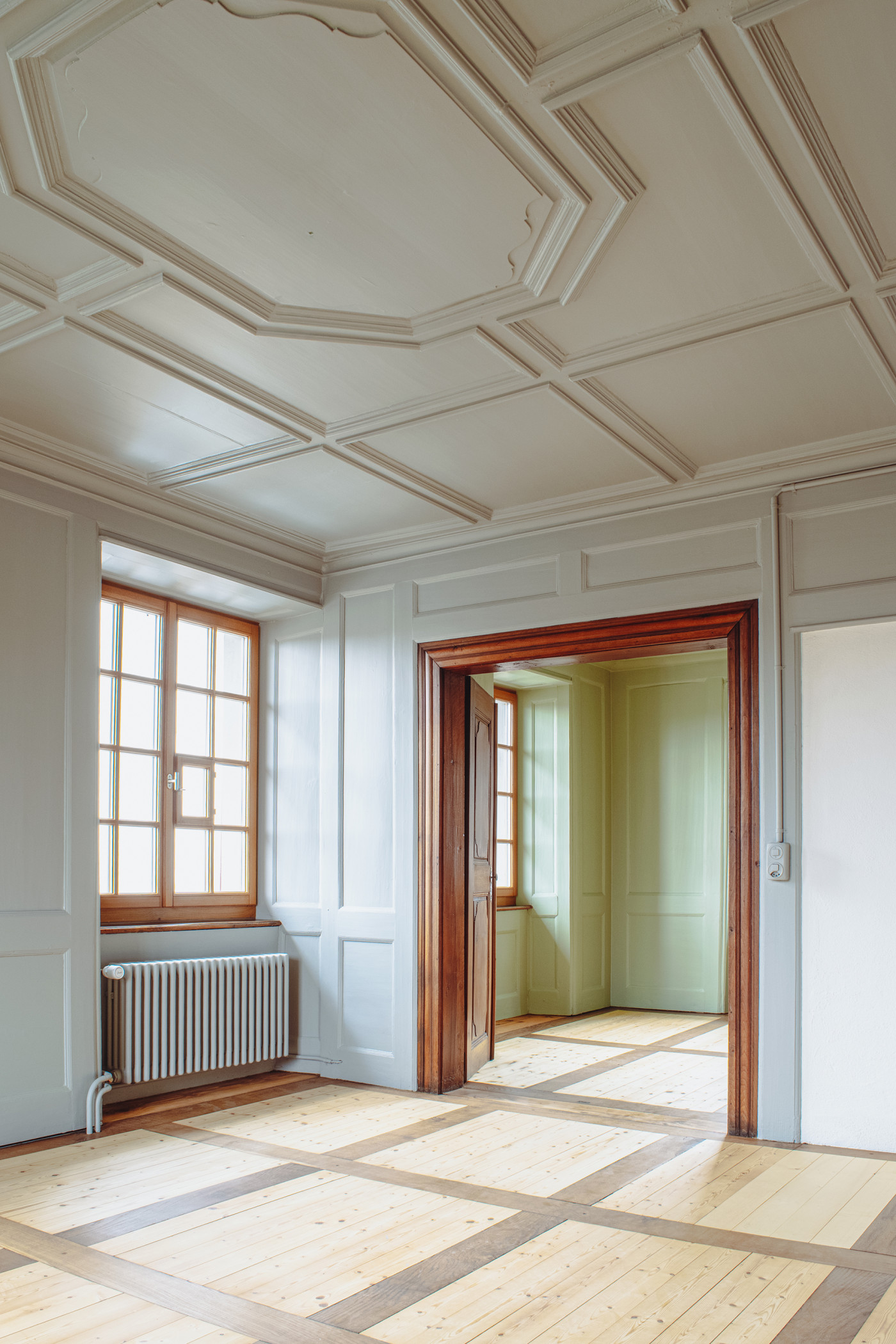 Durchblick von Wohnen nach Zimmer mit ge&ouml;ffneten T&uuml;ren