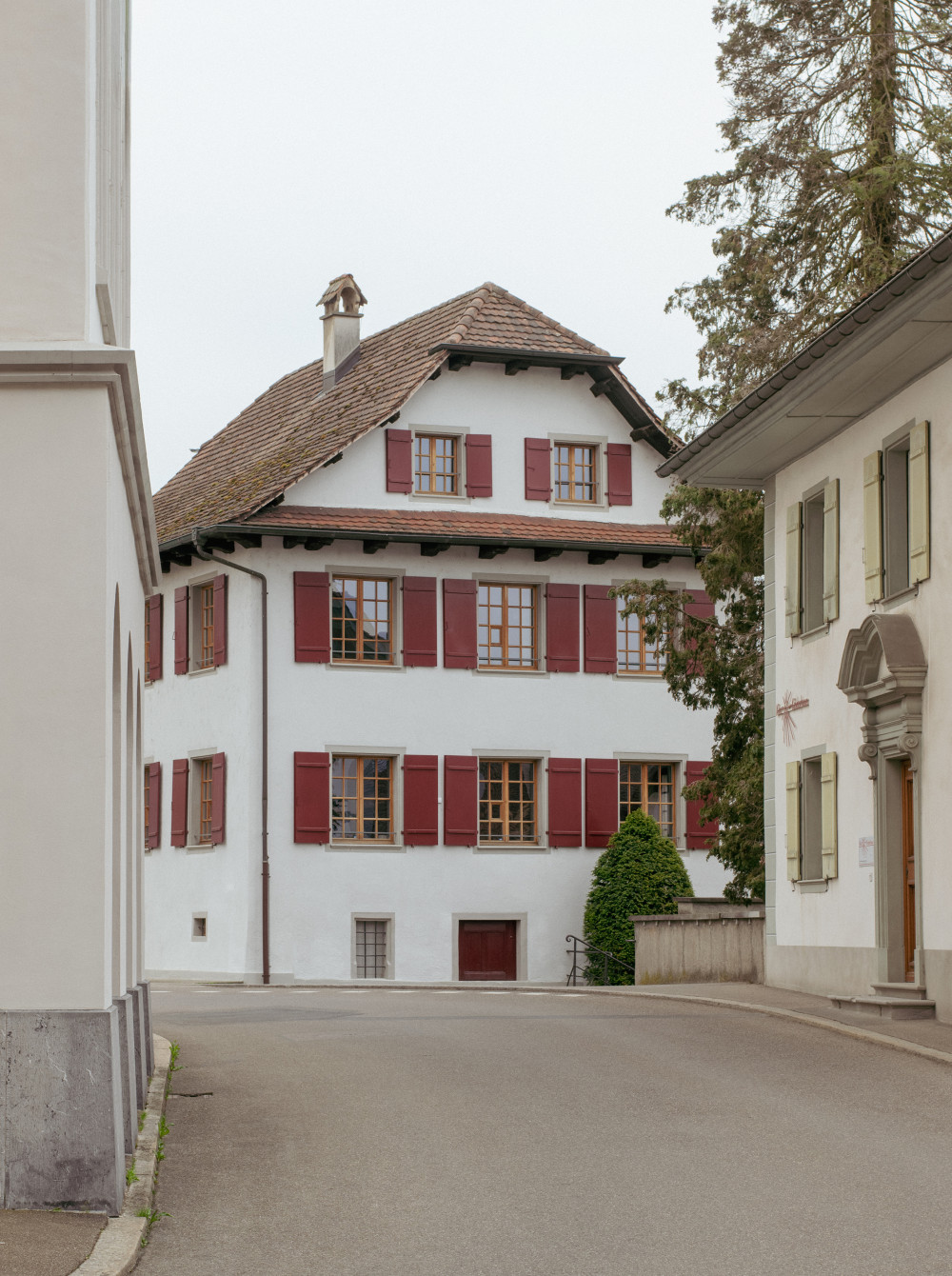 Aussenansicht von der Theaterstrasse mit Kirche im Vordergrund