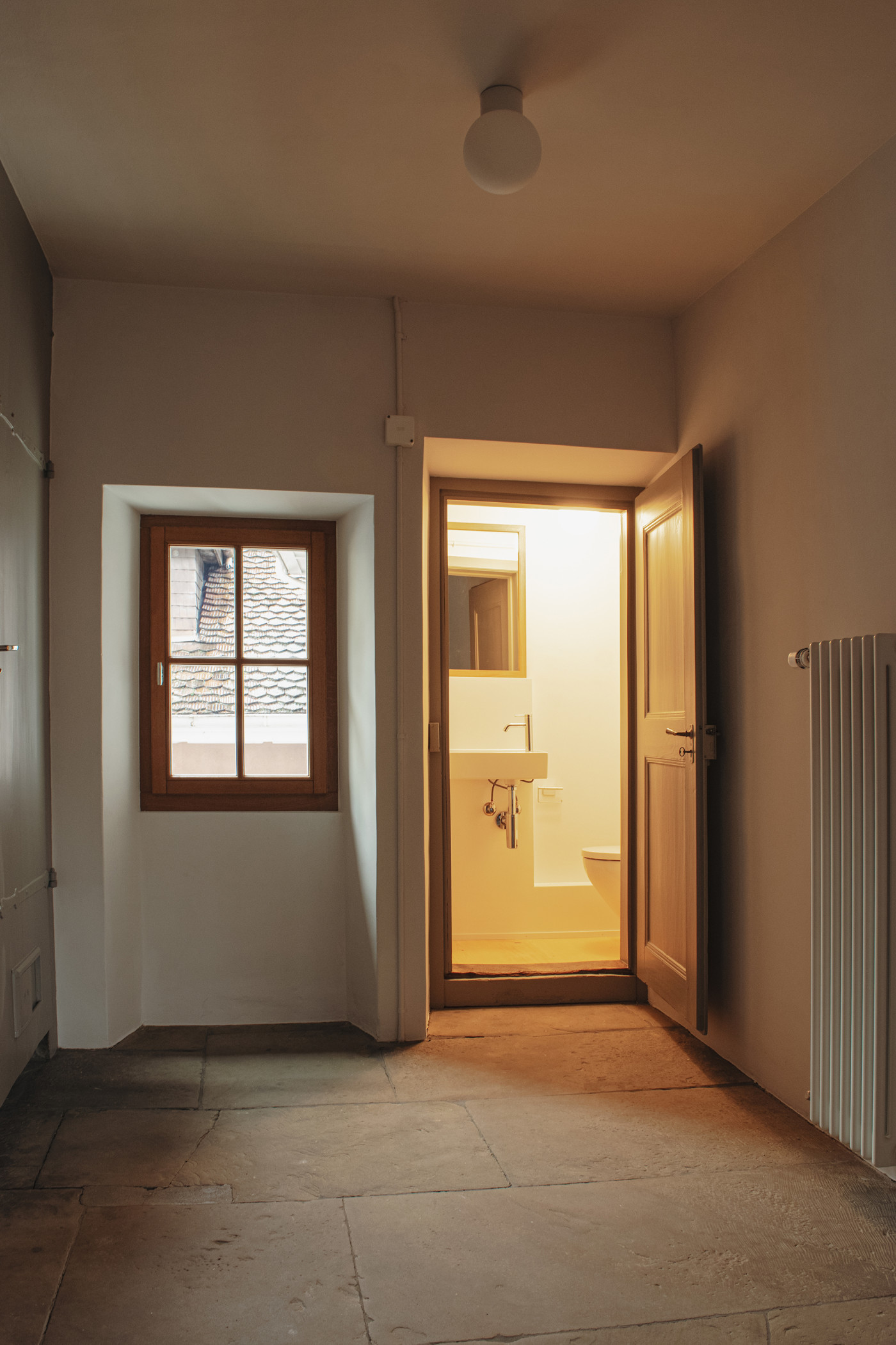 Ansicht WC mit altem Steinboden