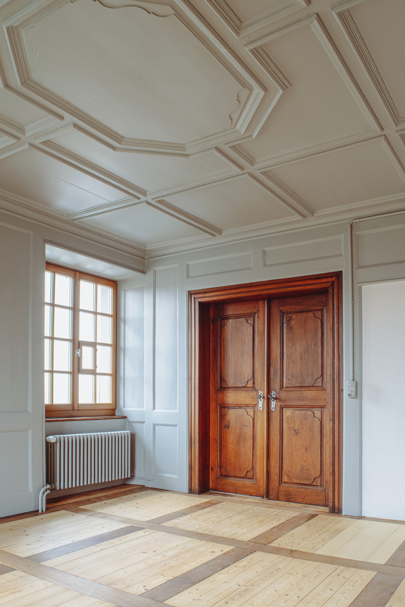 Durchblick von Wohnen nach Zimmer mit geschlossenen T&uuml;ren