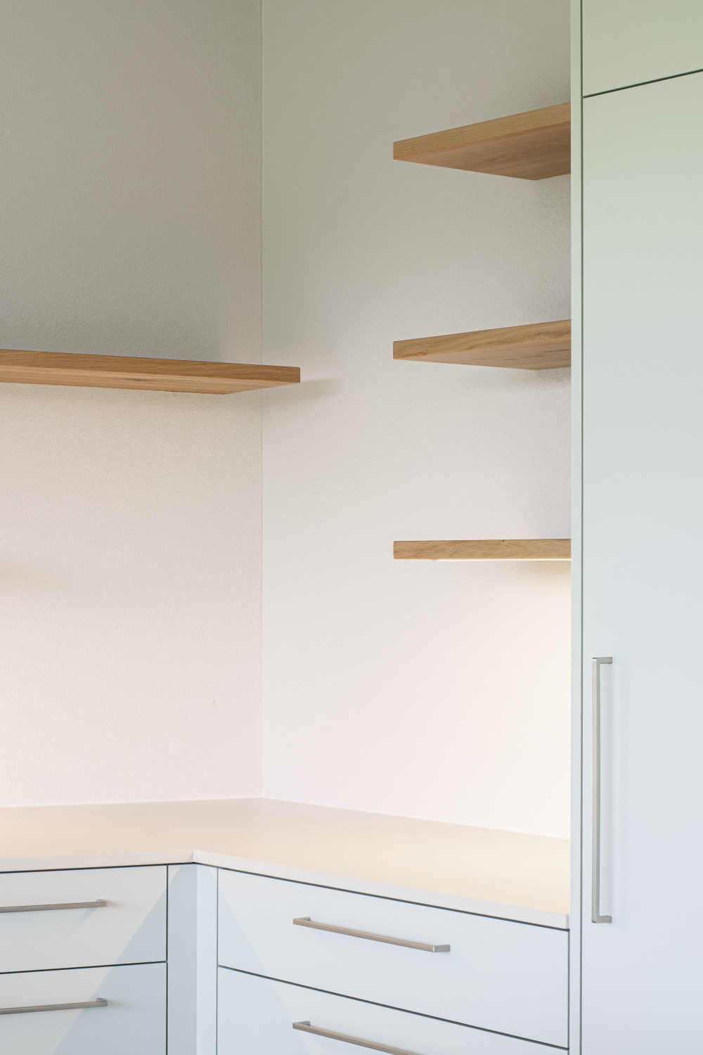 Detail der Küche mit Holztablar